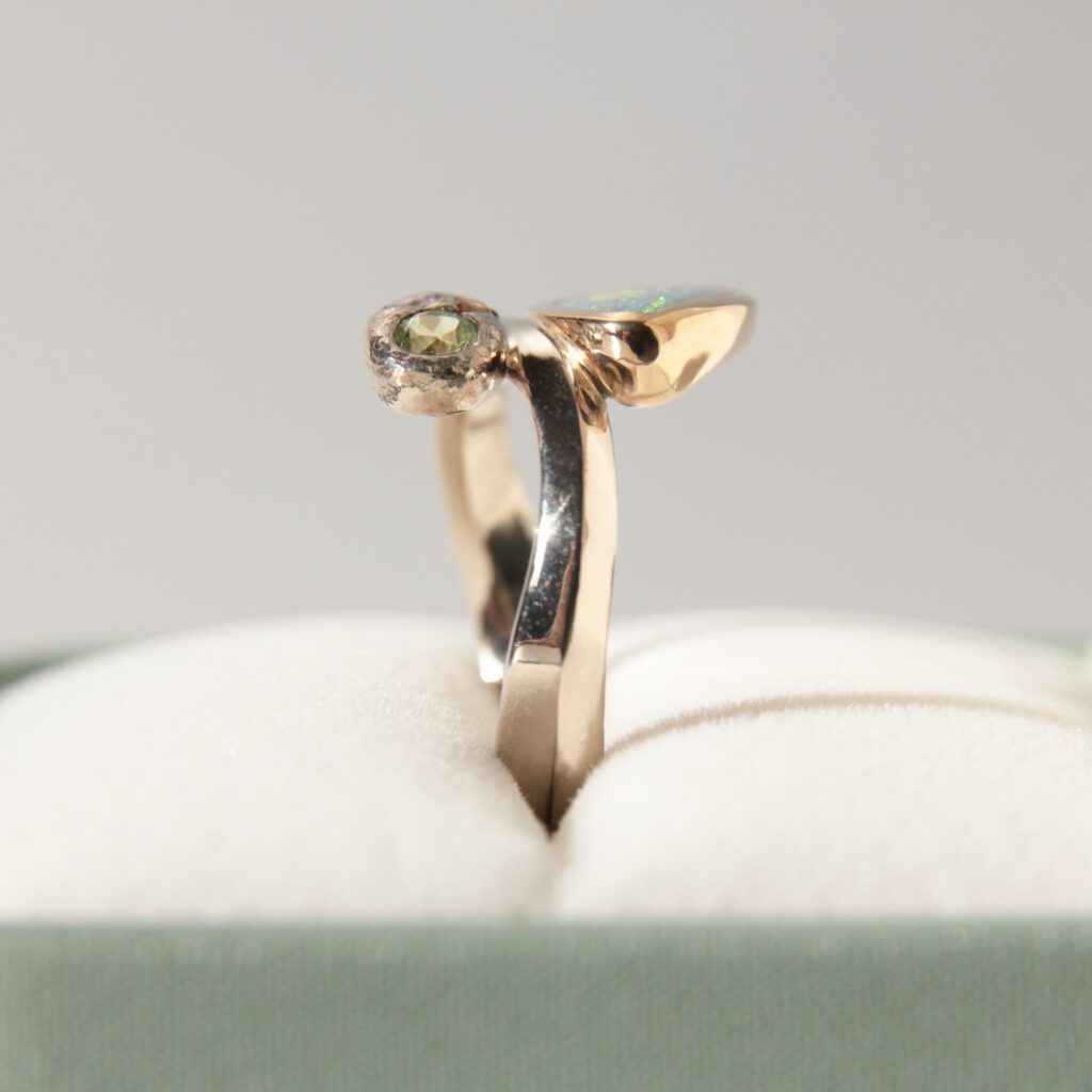 Bague en or blanc, or jaune, opale australienne et saphirs colorés