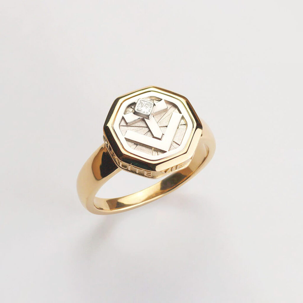 Chevalière en or jaune, blanc, et diamant, réalisée sur-mesure