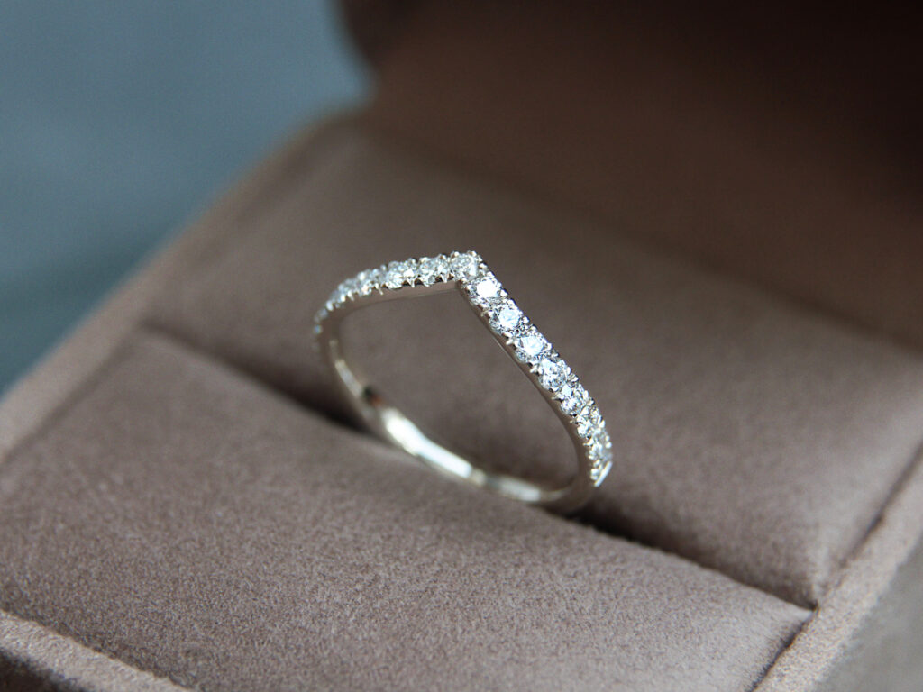 Alliance sur mesure en or blanc et diamants