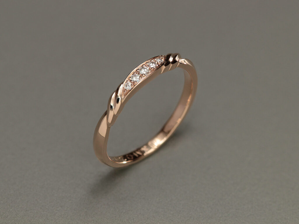 Alliance sur mesure en or rose et diamants