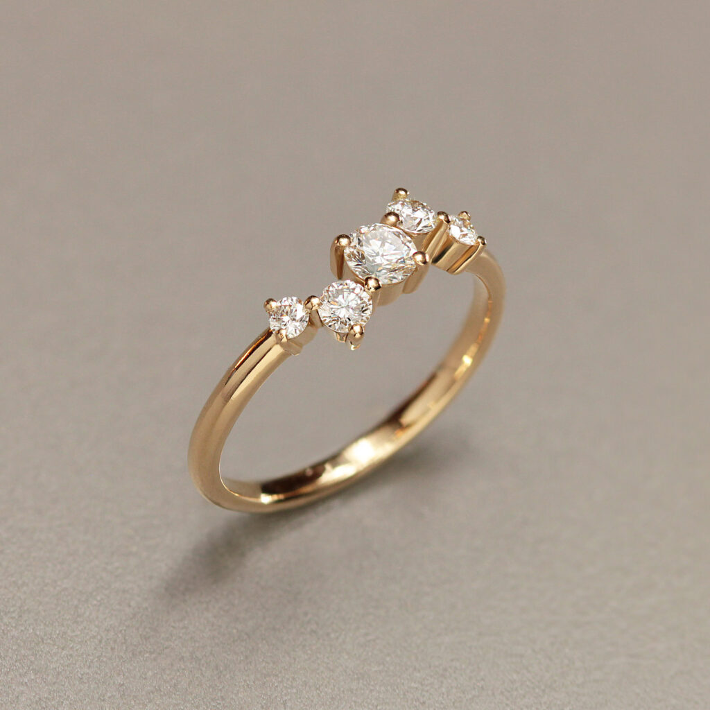 Alliance sur mesure en or et diamants