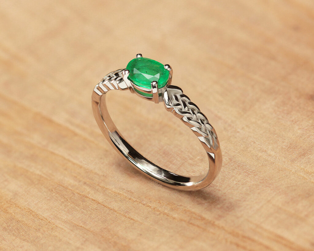 Bague sur mesure en émeraude et or blanc